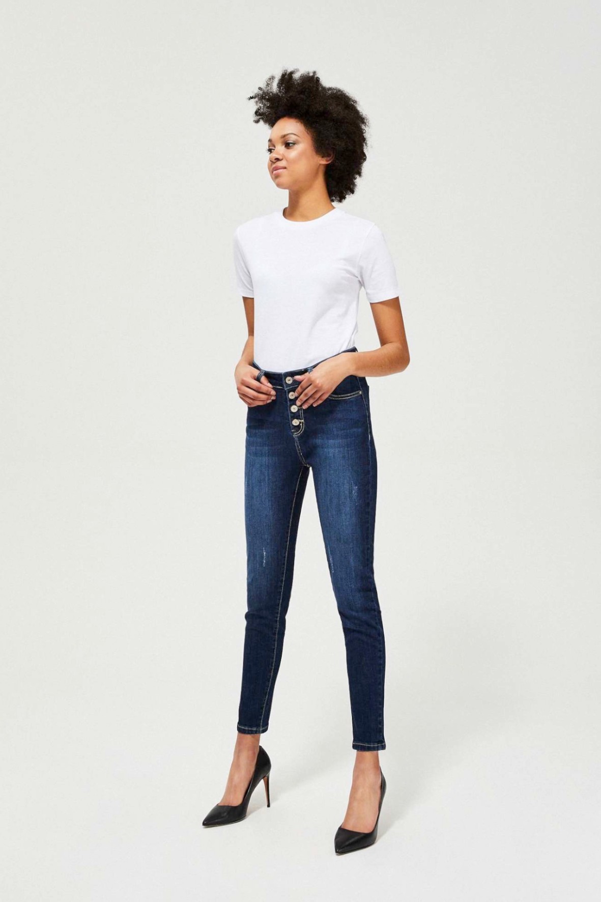 Granatowe jeansy damskie na guziki 