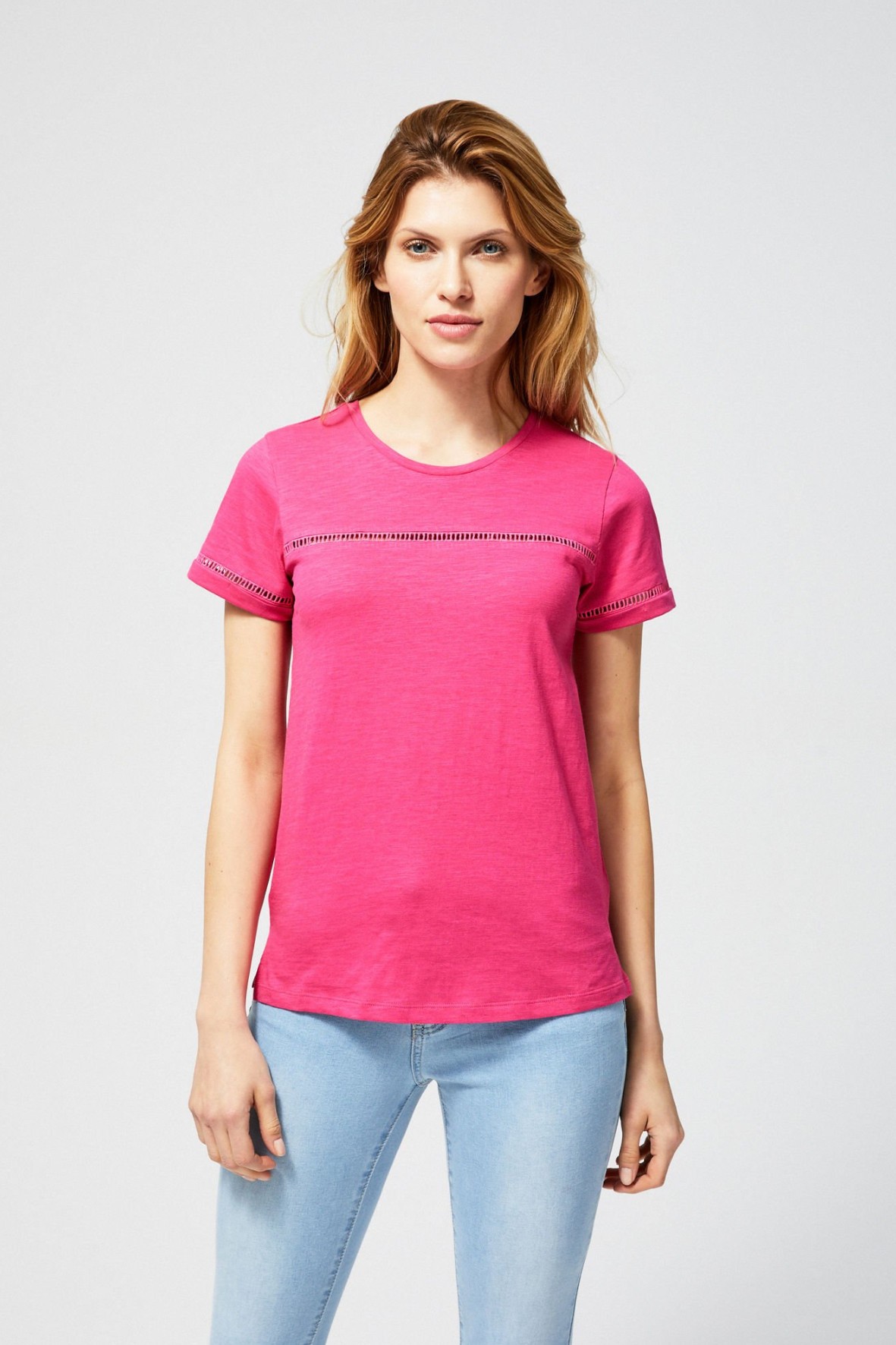 T-shirt damski bawełniany z ażurowymi zdobieniami- różowy