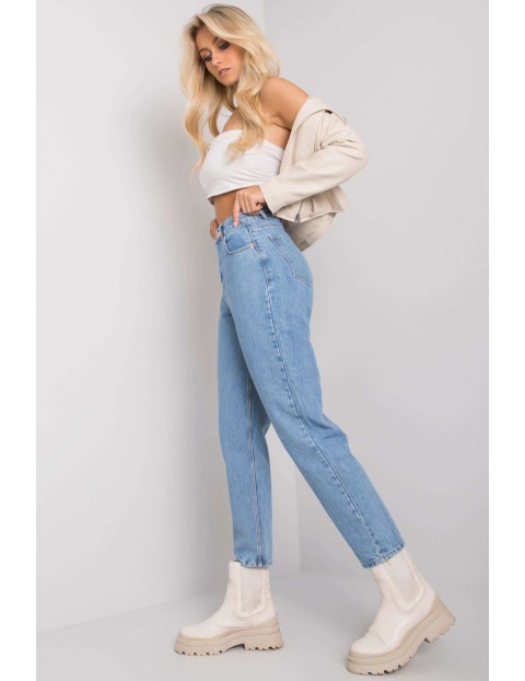 Niebieskie spodnie mom jeans