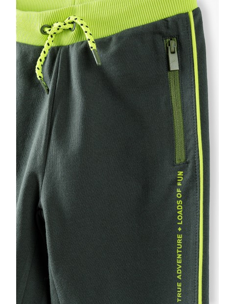Spodnie dresowe zielone z kontrastowymi wstawkami