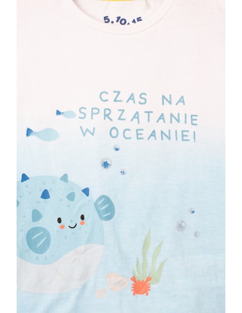 T-shirt niemowlęcy biały z rybkami i hasłem "Czas na sprzątanie w oceanie!"