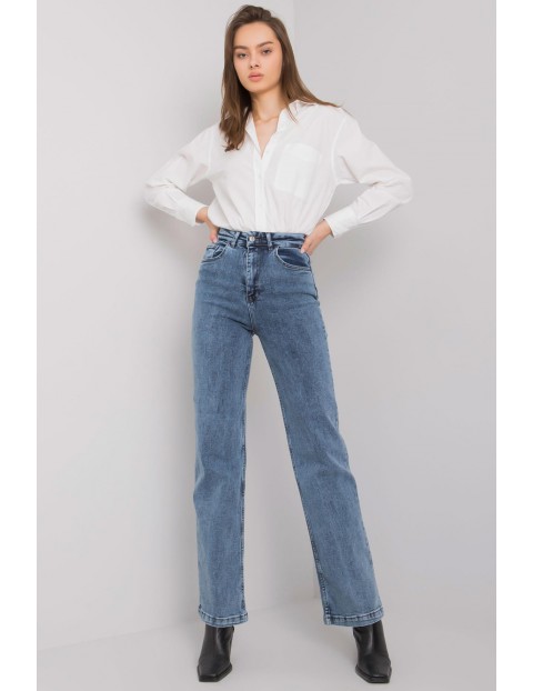 Niebieskie spodnie mom jeans