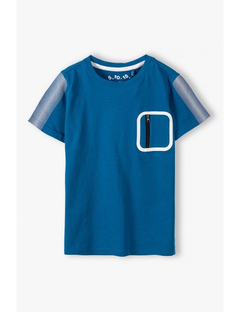 Bawełniany t-shirt chłopięcy w kolorze niebieskim- ozdobna kieszeń