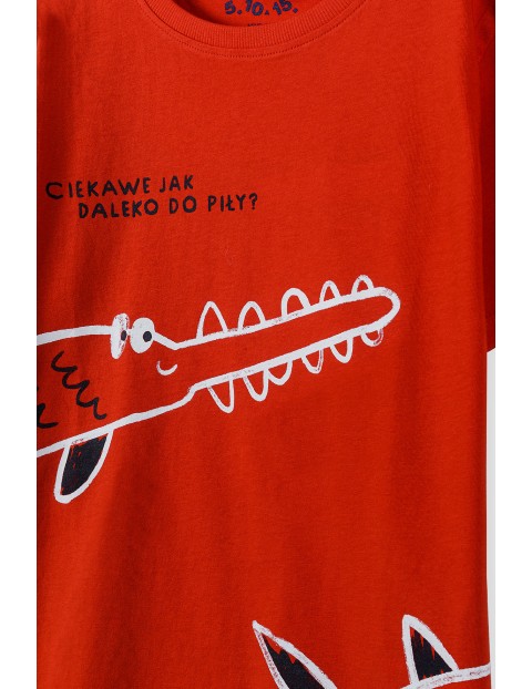 Bawełniany T-shirt - Ciekawe jak daleko do Piły - czerwony