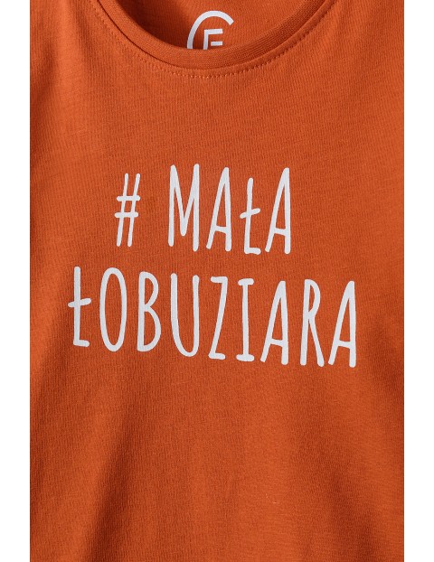 Bawełniany czerwony  t-shirt dziewczęcy z napisem #Mała Łobuziara