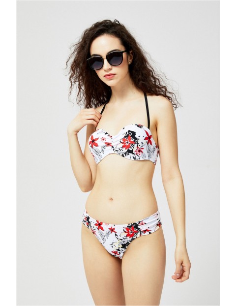 Biały dół od bikini w kolorowe kwiaty