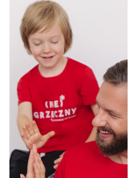 Czerwony t-shirt z napisem (nie) grzeczny