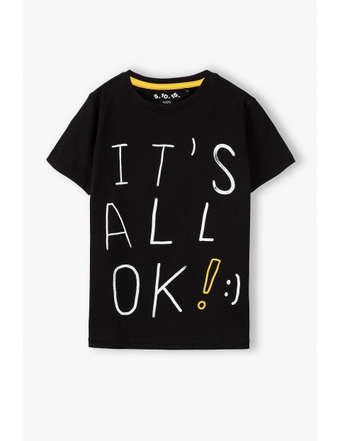 Bawełniany t-shirt chłopięcy w kolorze czarnym z nadrukiem- It's all OK :)