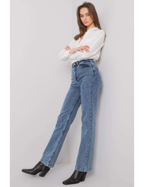 Niebieskie spodnie mom jeans