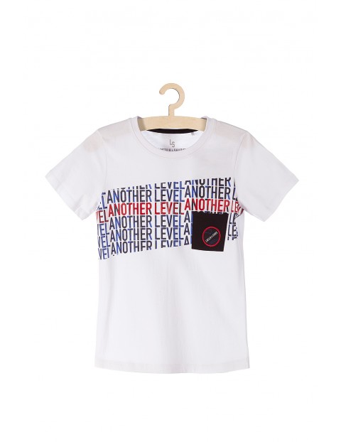 T-shirt chłopięcy biały z napisami i kieszenią