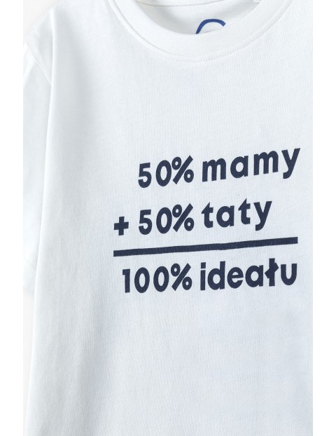 Bawełniany t-shirt chłopięcy z nadrukiem - 50% mamy 50% taty 100% ideału