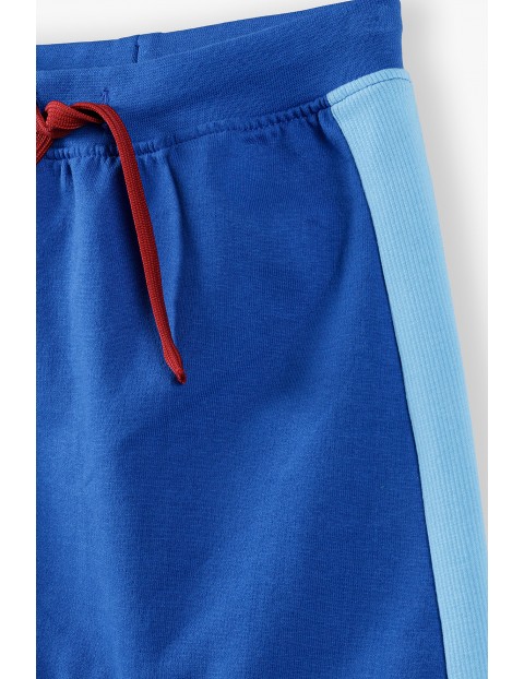 Bawełniane spodnie niemowlęce z lampasami i kontrastowymi sznurkami - niebieskie